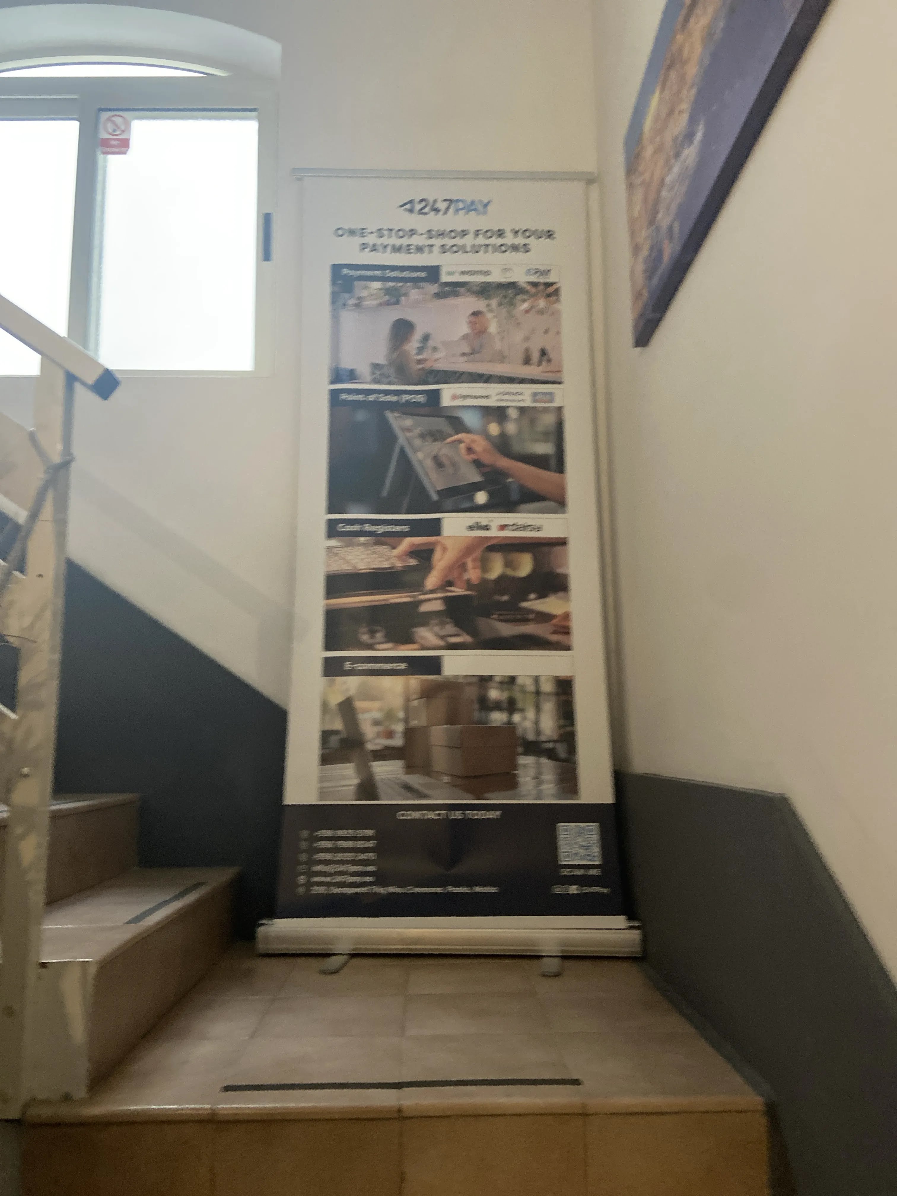 Roll-up publicitaire 247Pay installé dans un espace professionnel